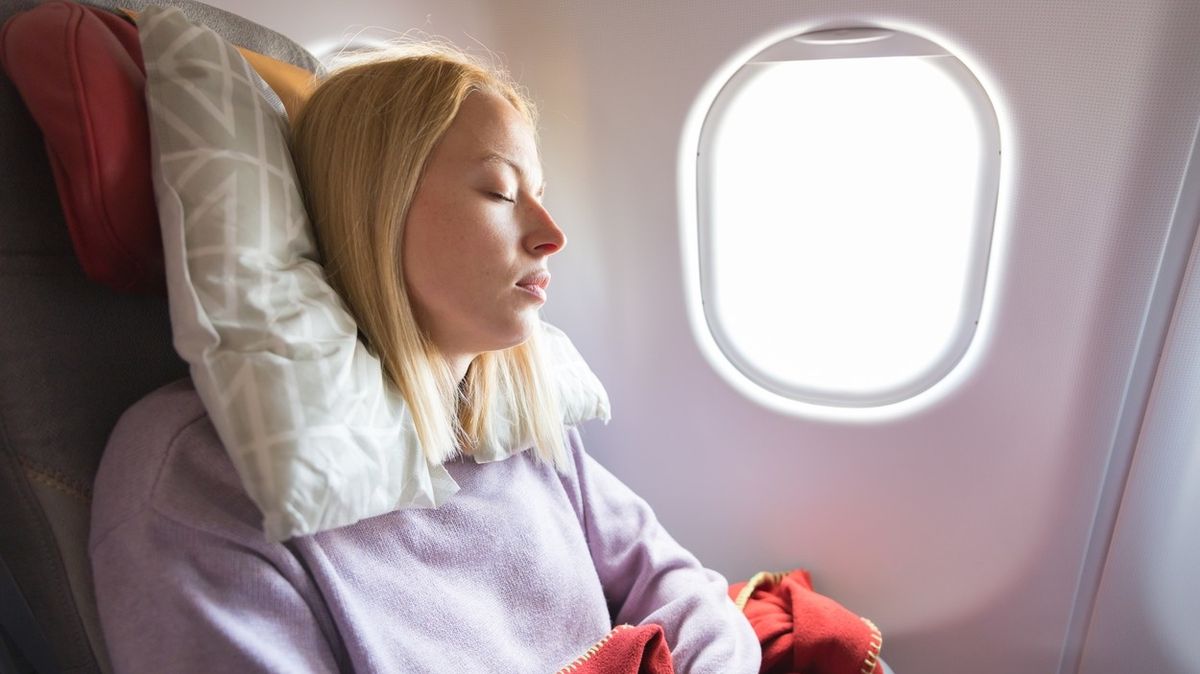 Jak snadněji usnout v letadle